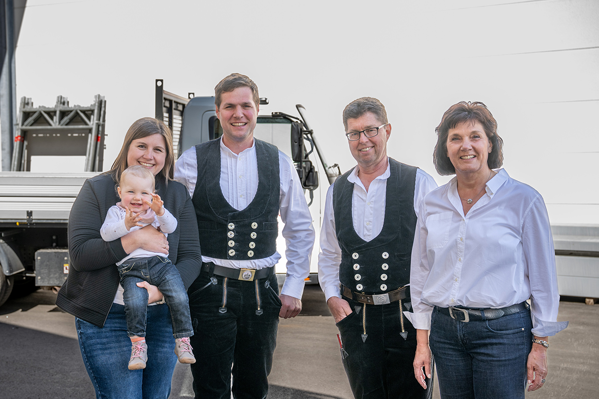 Ein Familienfoto mit den Geschäftsführern Klaus Frank und Martin Frank sowie Sabine Frank und Lara Frank mit Kind auf dem Arm.