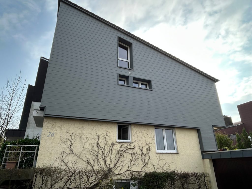 Fassade eines Hauses mit Faserzementverkleidung.