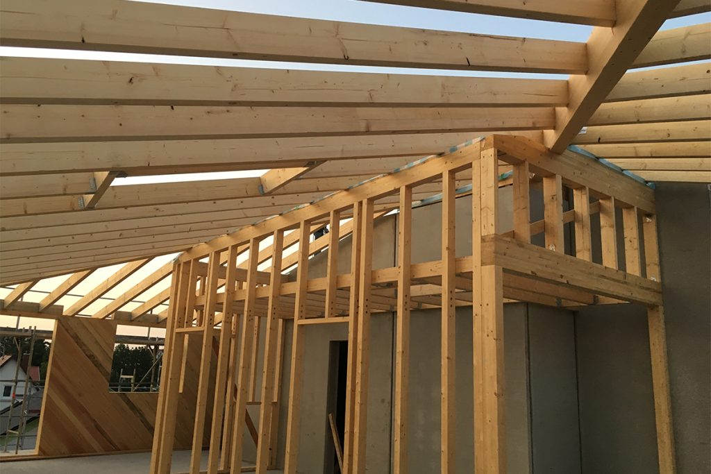 Rohbau des obersten Stockwerks eines Hauses in Holzständerbauweise.
