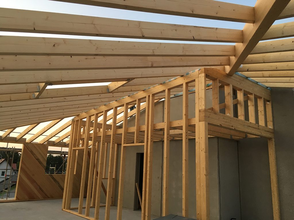 Rohbau des obersten Stockwerks eines Hauses in Holzständerbauweise.