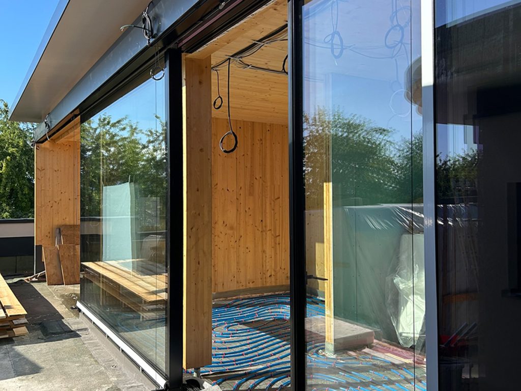 Eine private Wellness-Oase mit Sauna in Massivholzbauweise, die sich noch im Bau befindet.